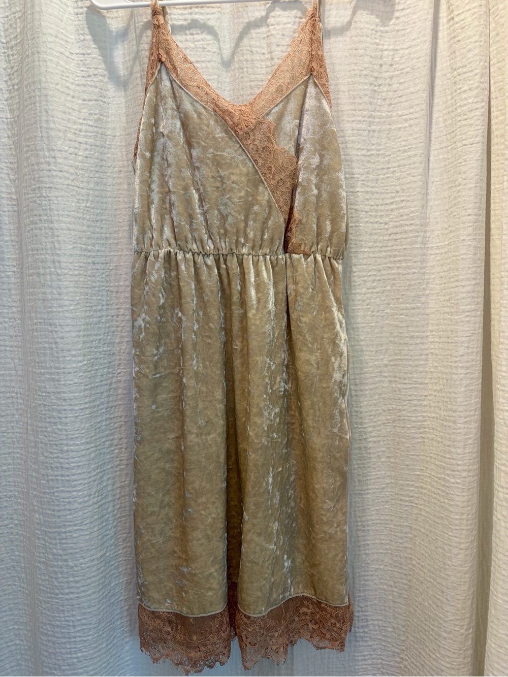 Madison & Berkeley Pearl Crushed Velvet Lace Slip Dress with Pockets - Medium